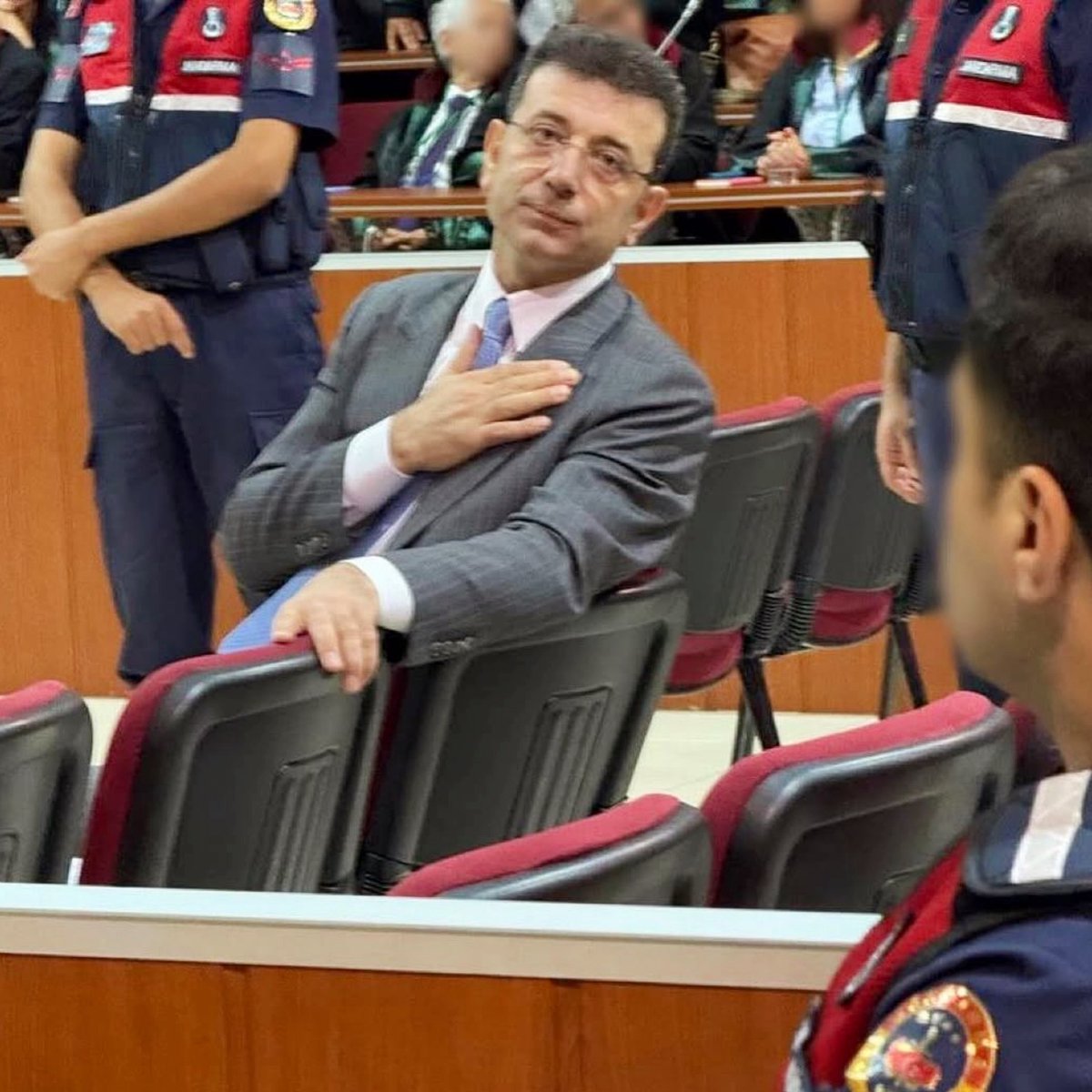 burcugeroglu's tweet photo. “Zincirlere sığmam, taşarım…”
Bugün böyle yankılandı sesi meydanda,
Ekrem İmamoğlu, yüreğiyle konuştu kalabalığa.

Merhametin aydınlık kıyısını terk edenler,
Zulmün karanlık tarafında
O’nun cesaretinden, dirayetinden ürküyor şimdi…
Çünkü o, sadece cevap vermedi;
Sordu.
Peş peşe, yürek yakan, sustukça büyüyen sorularla
Mahkeme salonunu vicdanın kürsüsüne çevirdi.

Bu haksızlık nereye kadar sürer, bilinmez…
Ama bildiğim bir şey var:
Her geçen gün biraz daha
Büyüyor Ekrem İmamoğlu gerçeği.
Ve hiçbir karanlık,
Bu gerçeğin ışığını örtemeyecek.

#ekremi̇mamoğlu #silivri #duruşma #cevapveriyorum #sorusoruyorum @imamoglu_int