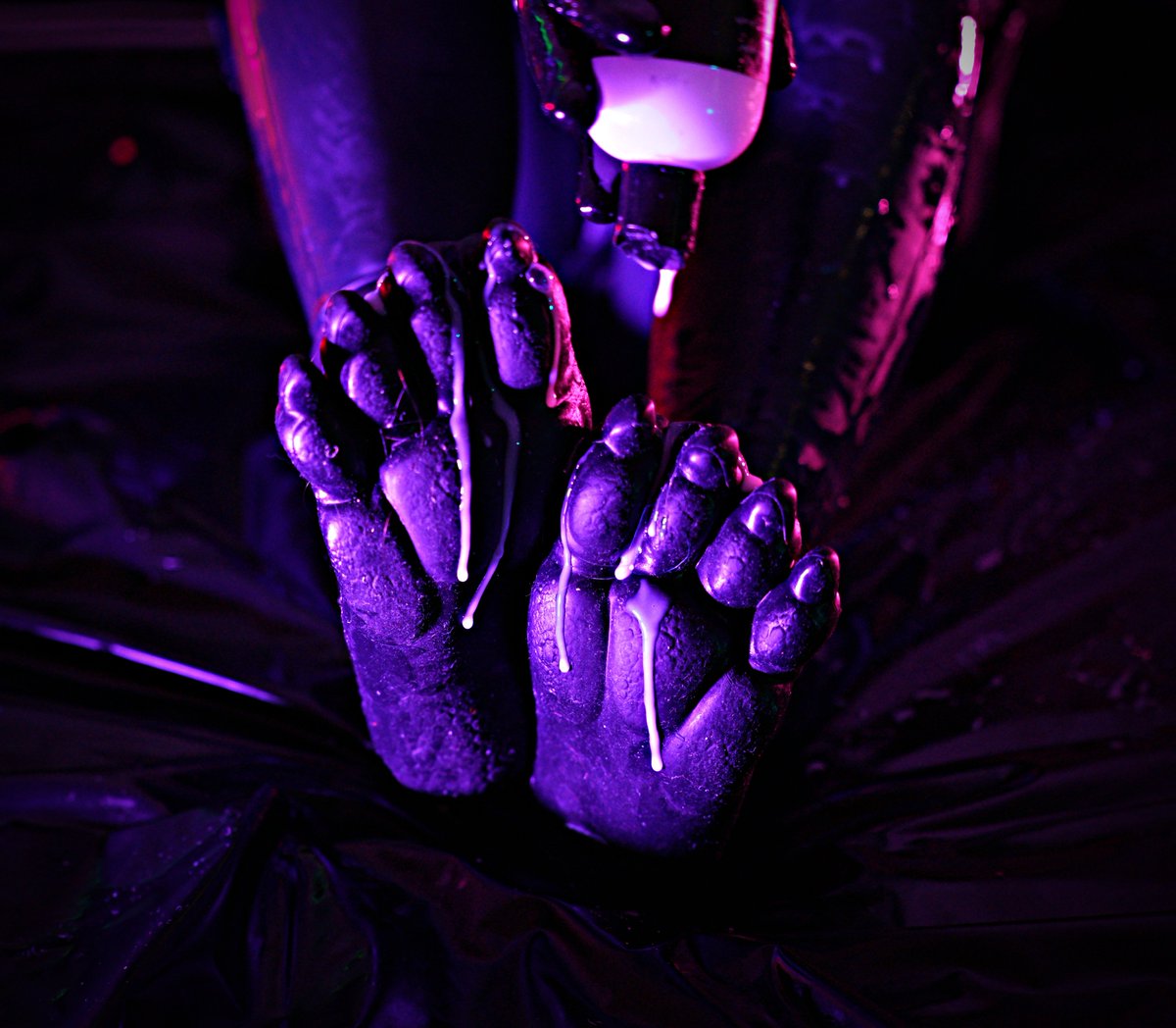 You like my paws don't you ? 

📸<a href="/RikouPitou/">Rikou Pitou NSFW</a> 

#Latex #Rubber #LatexDragon #RubberDragon #LatexFur #RuberFur #Shiny #RubberPaws