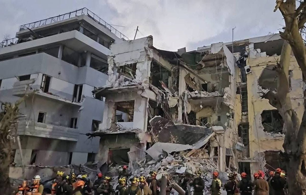 ان العرب المعادين لإيران والمقاومة الفلسطينية وأي طرف مشتبك مع إسرائيل الآن شاؤوا أم أبوا، علموا أم لم يعلموا، قصدوا أم لم يقصدوا…واقفون في صف إسرائيل، لأنهم يؤجلون، إما بقصر نظرهم، أو بأولوياتهم المشوهة، أو بتحالفاتهم مع العدو، نصراً انتظرته هذه الأمة سبعين عاماً وأكثر… وفي