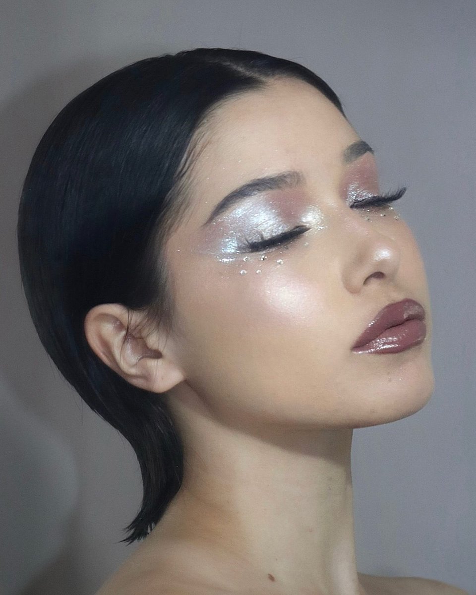 fembot fever  issaperfume (ig) created this futuristic glam using starlet liquid  eyeshadow in the shade fembot
