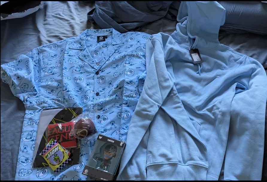 Un pull et une chemise fraiche dans la mystery box #SLYBRADERIE ! Parfait pour coacher <a href="/TiiisBa_/">SLY | TiiisBa</a> et <a href="/LRB_LoL/">SLY | Sakor 🧙🇰🇭</a> cet été 🤣.