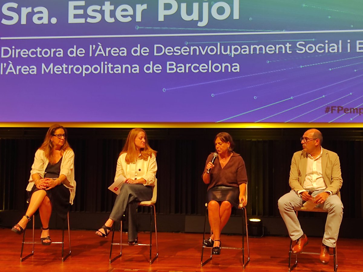 SocioEconAMB's tweet photo. 📌La @fundaciobcnfp @SocioEconAMB @bcn_ajuntament i @fpcatalunya
dónen la benvinguda institucional a la #NitEmprenadoria2025 al @CaixaForum per lliurar els Premis #FPEmpren i #FPConsolida als millors projectes empresarials de l'àrea metropolitana de Barcelona
🎬 https://t.co/9hip1chae3