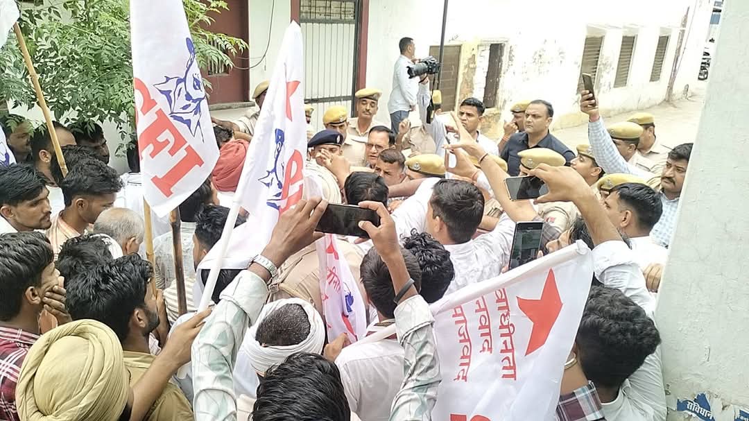 VIJENDRA DHAKA (@vijendra_dhaka_) on Twitter photo #एसएफआई अनूपगढ़ के जिलाध्यक्ष सुदेश बिश्नोई के साथ #पुलिस हिरासत में हुई मारपीट में लिप्त पुलिस कर्मियों को बर्खास्त करने सहित मांगो को लेकर #SFI का श्रीगंगानगर SP कार्यालय पर विरोध प्रदर्शन..!
19 जून को अनूपगढ़ #थाने का घेराव होगा <a href="/SFIRajasthan/">SFI Rajasthan</a> <a href="/PoliceRajasthan/">Rajasthan Police</a> #एसएफआई अनूपगढ़ के जिलाध्यक्ष सुदेश बिश्नोई के साथ #पुलिस हिरासत में हुई मारपीट में लिप्त पुलिस कर्मियों को बर्खास्त करने सहित मांगो को लेकर #SFI का श्रीगंगानगर SP कार्यालय पर विरोध प्रदर्शन..!
19 जून को अनूपगढ़ #थाने का घेराव होगा <a href="/SFIRajasthan/">SFI Rajasthan</a> <a href="/PoliceRajasthan/">Rajasthan Police</a>