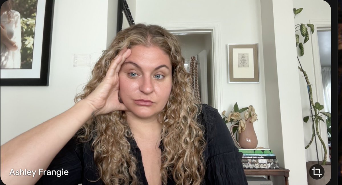 Como casi siempre un verdadero placer amanecer plantada sobre este lunes.