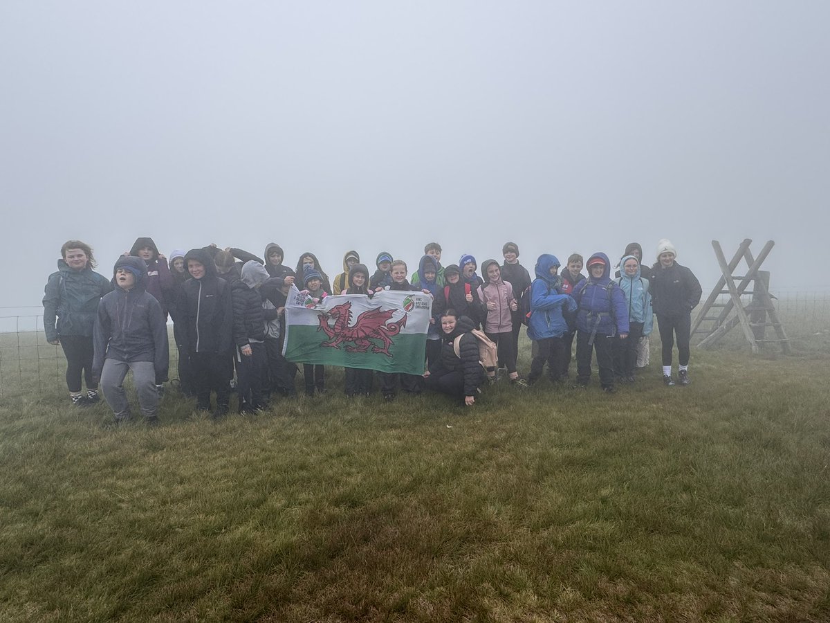 Moel Cynghorion heddiw hefo bl.6 Ysgol Cefn Coch.
Yr Wyddfa oedd y plan cyntaf ond oedd y tywydd ddim ar ochor ni bora ma.

Yr Wyddfa / Snowdon was plan A but a gusty and cold morning made us go for a safer option on Moel Cynghorion with Year 6 in Cefn Coch School.