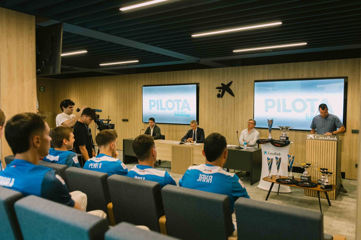 🎾🏆 El #MastersCaixaBank regresa un verano más como cita imprescindible para los amantes de la pelota. Esta mañana la sede de la DT Norte de CaixaBank en Bilbao ha sido testigo de la presentación del calendario de verano de pelota a mano profesional. 👇ow.ly/jJPt50WafO1