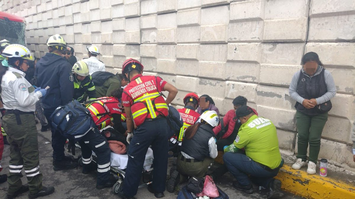TERRIBLE ACCIDENTE 

En la avenida Isidro Fabela, zona de Tres Caminos, con dirección a La Maquinita, en Santa Cruz Azcapotzaltongo, se registró un terrible accidente entre dos unidades de transporte público; se reportan al menos 30 personas heridas
