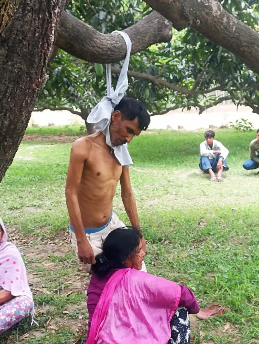 लम्बे समय से मानदेय भुगतान न होने से आर्थिक तंगी से जूझ रहे रोजगार सेवक ने  मानसिक तनाव के चलते फांसी लगाकर जान दे दी। शासन व उच्च अधिकारियों की संवेदनहीनता निंदनीय है।
<a href="/myogiadityanath/">Yogi Adityanath</a> <a href="/kpmaurya1/">Keshav Prasad Maurya</a> <a href="/MoRD_GoI/">Ministry of Rural Development, Government of India</a> <a href="/UPGovt/">Government of UP</a> <a href="/AmitShah/">Amit Shah</a> <a href="/PMOIndia/">PMO India</a> <a href="/dmbareilly/">DM Bareilly</a> <a href="/CdoBareilly/">CDO Bareilly</a>