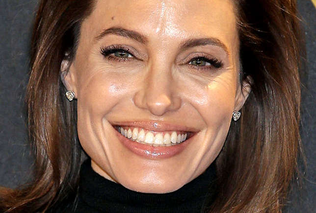 Informacoes_rpd's tweet photo. Angelina Jolie: atriz contratou assassino para matá-la, mas ele a salvou https://t.co/lMMGTdli93
