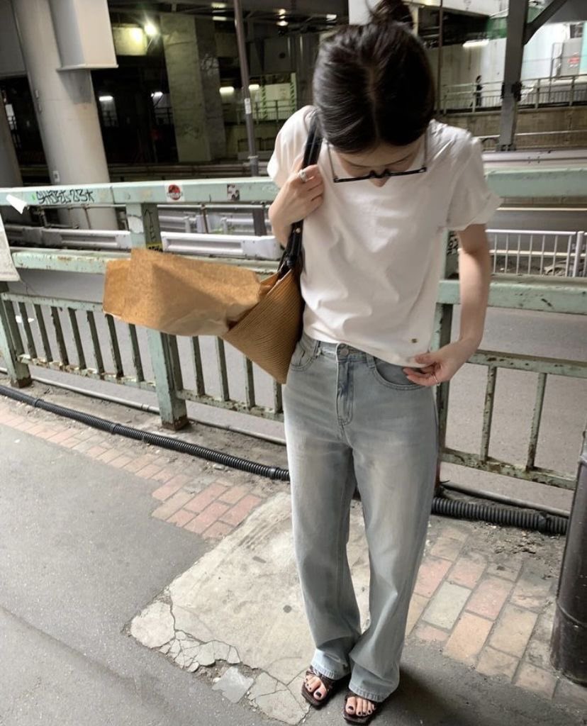 📍여름 상의바지 색조합 꿀조합 분석기록

1. 회색 + 중청
2. 흰티 + 검은바지(바지 디테일 있으면 더 굿)
3. 남색 + 베이지카고팬츠
4. 진리의 흰티 + 연청조합