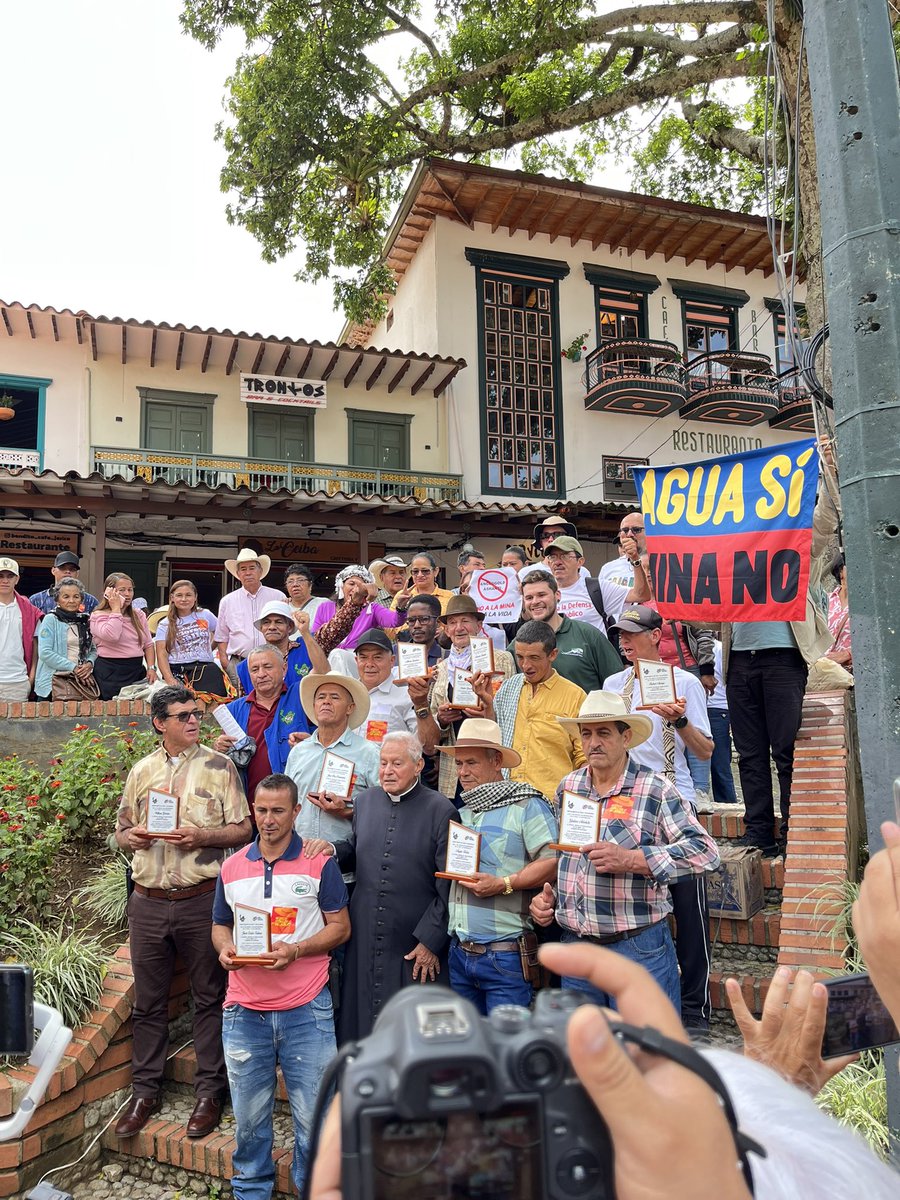 Hoy el juez reconoció que las acciones por las cuales se acusa a los campesinos se enmarcan en un conflicto socioambiental con una multinacional en el ejercicio del derecho a la protesta. El proceso penal continúa pero nuestros campesinos siguen en libertad #EstoyConLos11DeJericó