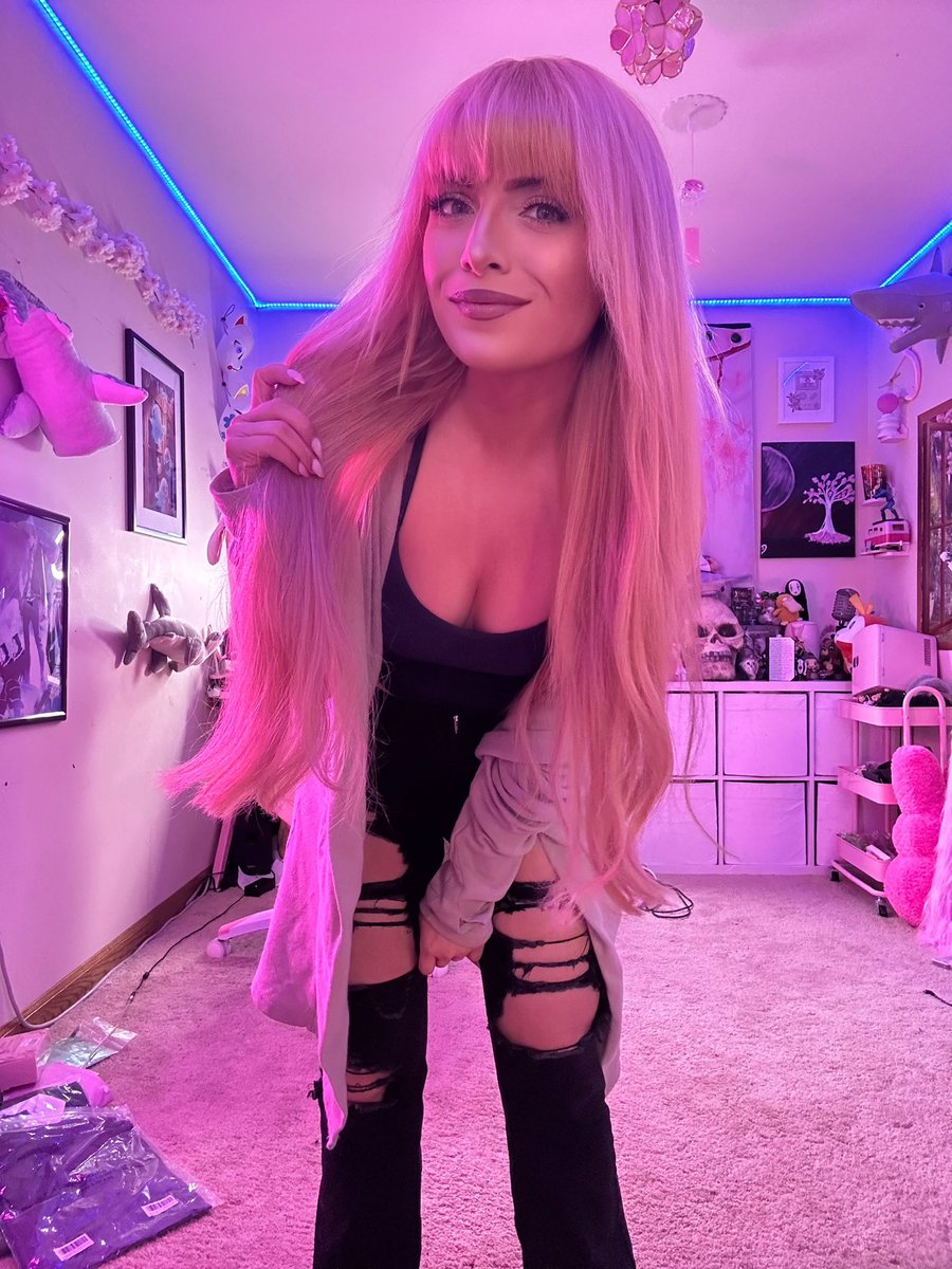 I’m live on Twitch starting the new fnaf game!!! twitch.tv/shanondorf
