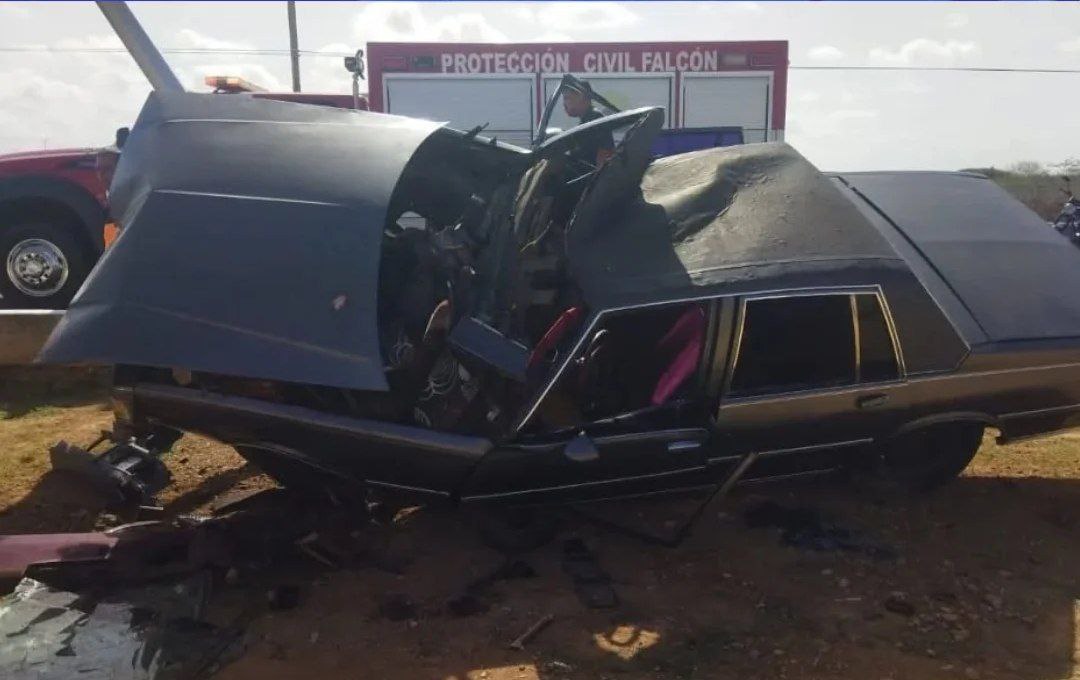 Birrilly's tweet photo. (((HERIDO))) #Coro #CarlosSanchezReyes Quedó gravemente herido al impactar el  vehículo que conducía contra un objeto fijo en la #Intercomunal #AliPrimera sentido #PuntoFijo-#LosTeques fue trasladado al Hospital #RafaelCallesSierra @ReporteYa @traficovv @albertoprato02 @eldiario https://t.co/Es28sdXvsn