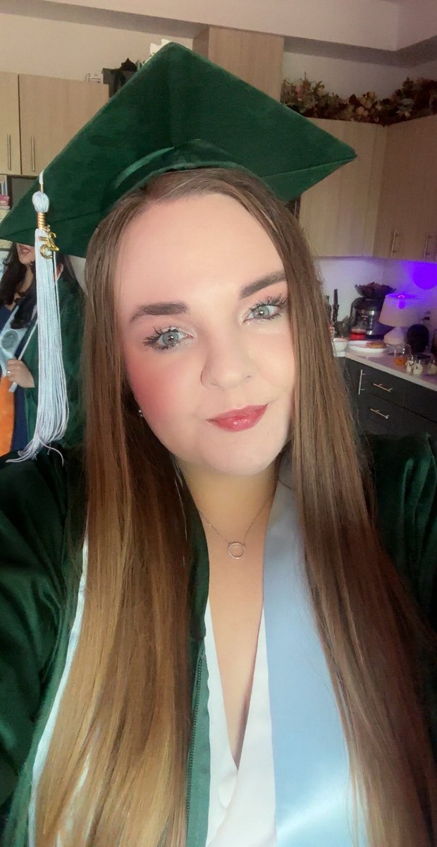 leeeahhhhh's tweet image. Proud mama of this beautiful Duck…with her Duck lips and all! 🥰 Four years just flew by!! I’m so proud and excited for grad school and your future, Morgan Elizabeth! 
💚💛🦆 #2025Grad #GoDucks @uoregon
