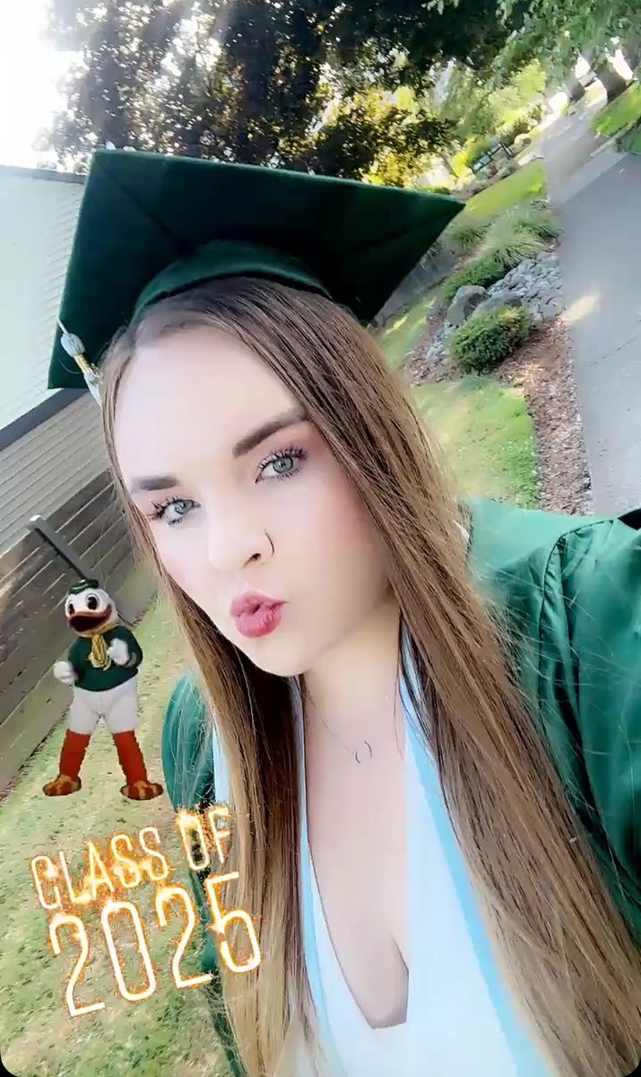 leeeahhhhh's tweet image. Proud mama of this beautiful Duck…with her Duck lips and all! 🥰 Four years just flew by!! I’m so proud and excited for grad school and your future, Morgan Elizabeth! 
💚💛🦆 #2025Grad #GoDucks @uoregon