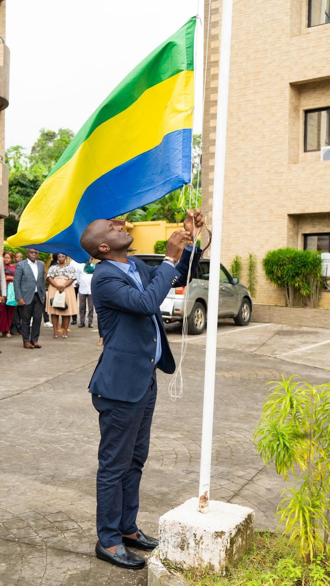 🟩🟨🟦 #Leveedescouleurs l L’Université Numérique du Gabon (UNG) a accueilli, ce lundi matin, la cérémonie de levée des couleurs.