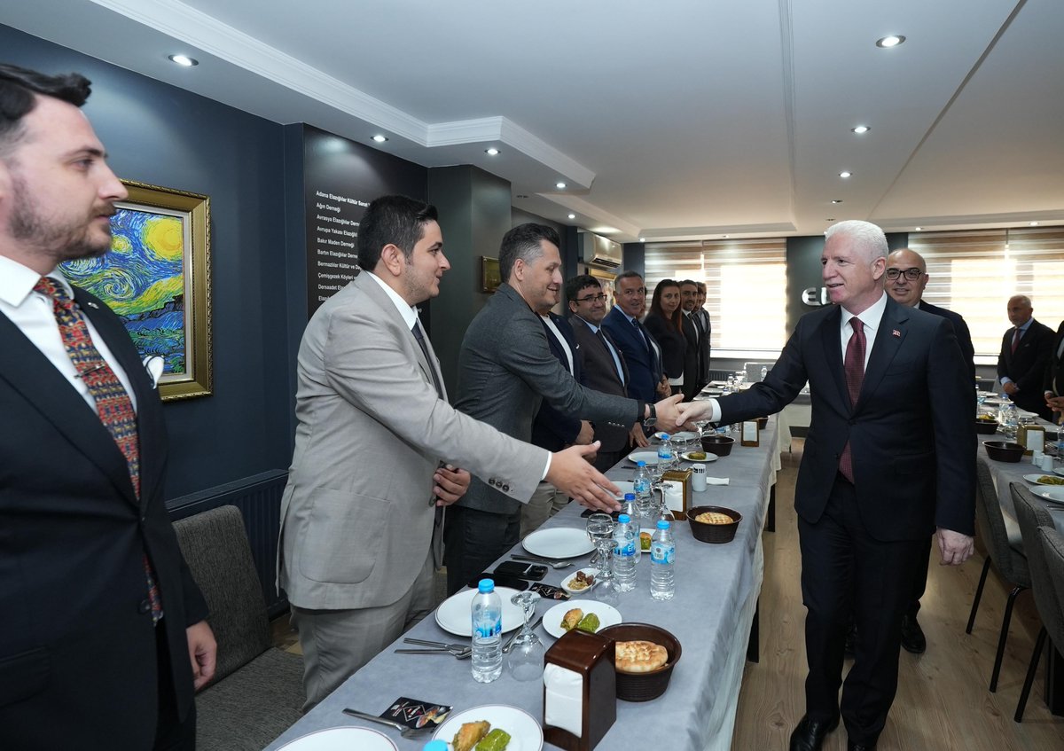 TC_istanbul's tweet photo. Valimiz Davut Gül, Elazığ Dernekler Federasyonu'nu (ELFED) ziyaret etti. 

Vali Gül, Federasyon Başkanı Kazım Gökhan Elgin ve üyelerle bir araya gelerek yürütülen faaliyetlere ilişkin bilgi aldı.

@gul_davut 

📍#Üsküdar https://t.co/BsiKCAeQYs