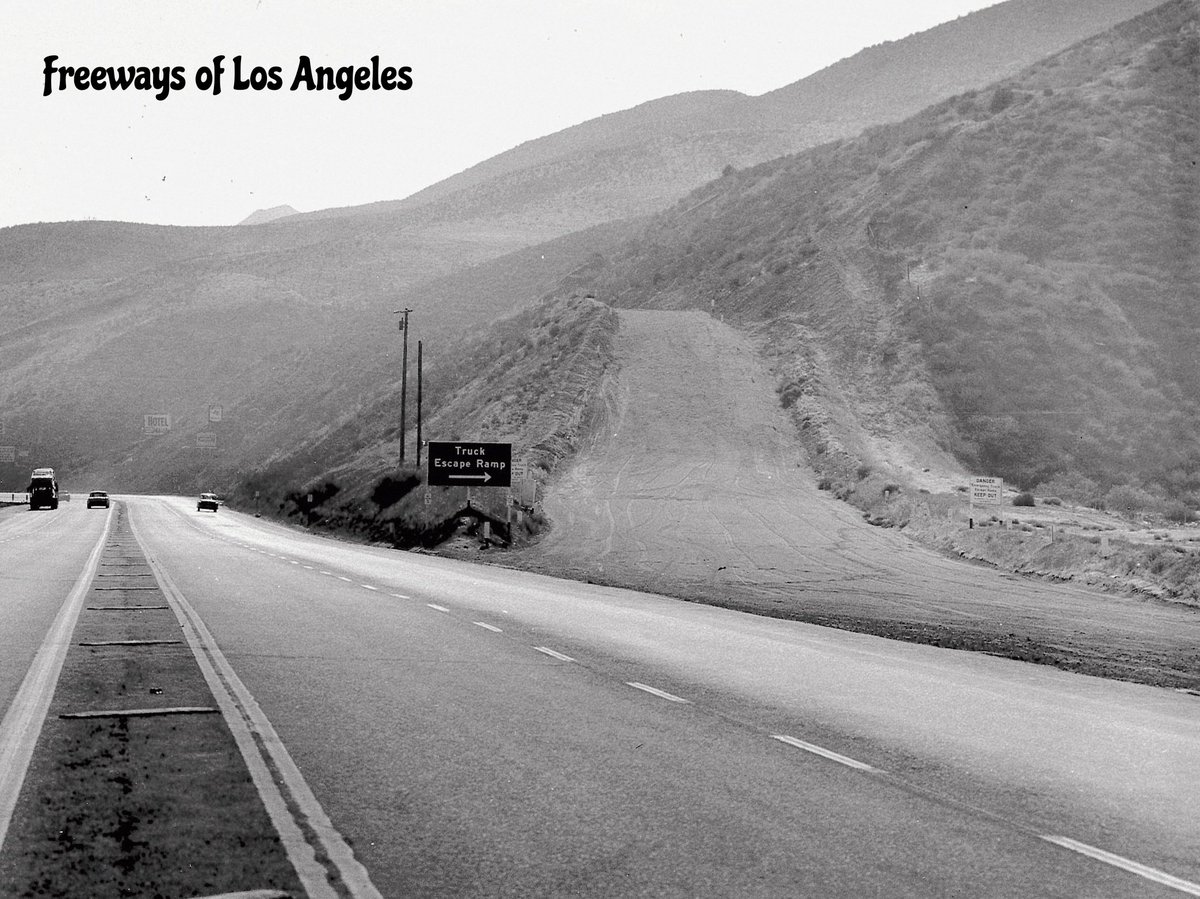 FreewaysLA's tweet image. 1959 & 2025 - Truck escape ramp on US-99/I-5 on the "five-mile grade" near Castaic. The steep downgrade necessitated the need for this escape ramp; now used for NB I-5 traffic. A separate gentler roadway now carries SB traffic (DOH D7 Archives/Google Street View photos).