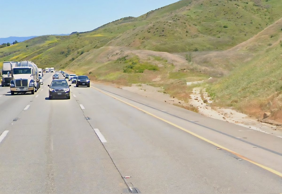 FreewaysLA's tweet image. 1959 & 2025 - Truck escape ramp on US-99/I-5 on the "five-mile grade" near Castaic. The steep downgrade necessitated the need for this escape ramp; now used for NB I-5 traffic. A separate gentler roadway now carries SB traffic (DOH D7 Archives/Google Street View photos).