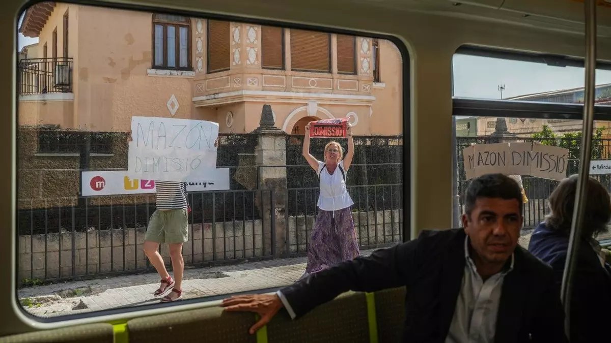 elDiariocv.es (@eldiariocv) on Twitter photo Mazón, recibido en Torrent con gritos de “dimisión” en el viaje de prueba de recuperación del metro tras la DANA
eldiario.es/comunitat-vale… Mazón, recibido en Torrent con gritos de “dimisión” en el viaje de prueba de recuperación del metro tras la DANA
eldiario.es/comunitat-vale…