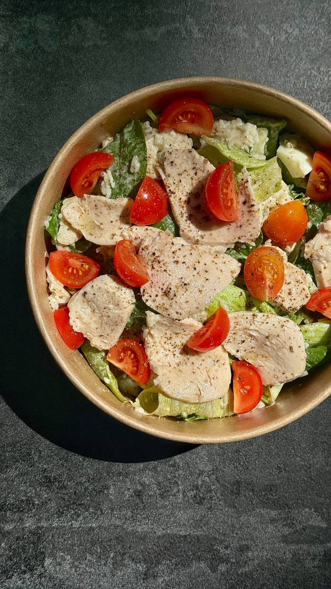 U srcu Tašmajdana otvoren je Šuma Salad — savremeni salat-bar sa obrok-salatama pripremljenim po preporukama nutricionista. U ponudi su porcije od 500 i 350 g, a na meniju su jasno označeni sastojci, kalorije i nutritivne vrednosti. Praktično, ukusno i brzo.