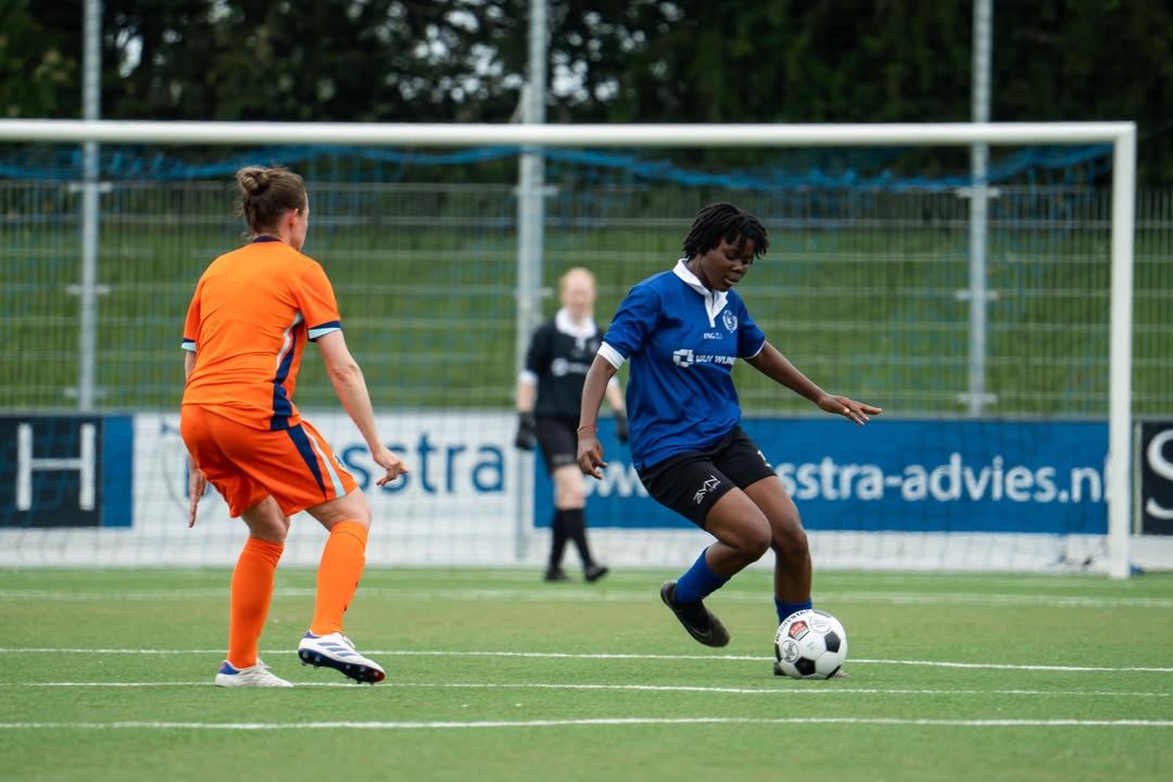 LwdZwaluwen's tweet image. 🧡 𝗘𝘅-𝗢𝗿𝗮𝗻𝗷𝗲 𝗟𝗲𝗲𝘂𝘄𝗶𝗻𝗻𝗲𝗻 𝗯𝗶𝗷 𝗭𝘄𝗮𝗹𝘂𝘄𝗲𝗻  | Zaterdag 14 juni 2025 ging Zwaluwen VR1 opnieuw de strijd aan met de ex-Oranje Leeuwinnen. Zes jaar geleden wonnen de Leeuwinnen met 1-9, dit keer werd het 2-4. 💪🏼
Meer foto's: facebook.com/lwdzwaluwen/po…