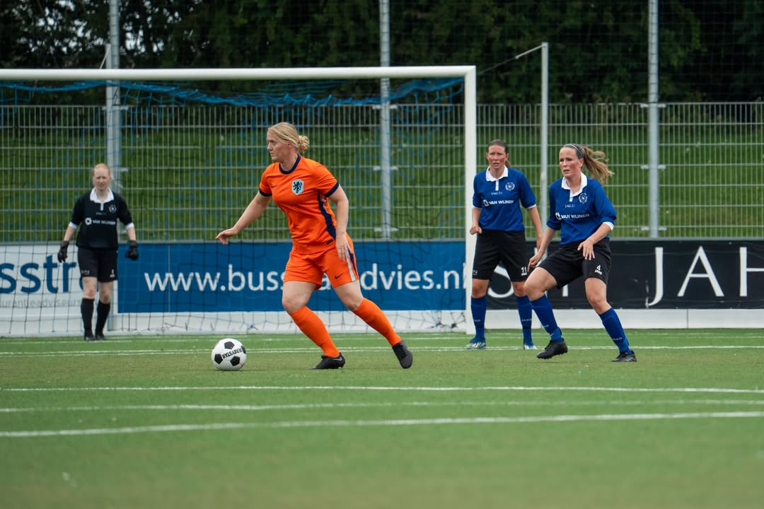LwdZwaluwen's tweet image. 🧡 𝗘𝘅-𝗢𝗿𝗮𝗻𝗷𝗲 𝗟𝗲𝗲𝘂𝘄𝗶𝗻𝗻𝗲𝗻 𝗯𝗶𝗷 𝗭𝘄𝗮𝗹𝘂𝘄𝗲𝗻  | Zaterdag 14 juni 2025 ging Zwaluwen VR1 opnieuw de strijd aan met de ex-Oranje Leeuwinnen. Zes jaar geleden wonnen de Leeuwinnen met 1-9, dit keer werd het 2-4. 💪🏼
Meer foto's: facebook.com/lwdzwaluwen/po…