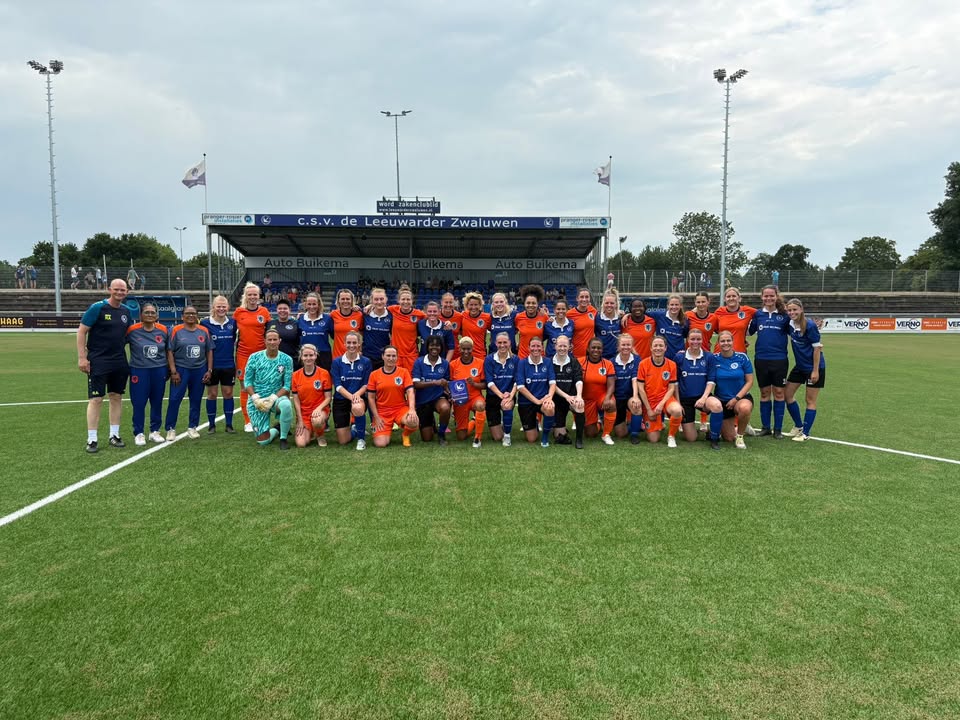LwdZwaluwen's tweet image. 🧡 𝗘𝘅-𝗢𝗿𝗮𝗻𝗷𝗲 𝗟𝗲𝗲𝘂𝘄𝗶𝗻𝗻𝗲𝗻 𝗯𝗶𝗷 𝗭𝘄𝗮𝗹𝘂𝘄𝗲𝗻  | Zaterdag 14 juni 2025 ging Zwaluwen VR1 opnieuw de strijd aan met de ex-Oranje Leeuwinnen. Zes jaar geleden wonnen de Leeuwinnen met 1-9, dit keer werd het 2-4. 💪🏼
Meer foto's: facebook.com/lwdzwaluwen/po…