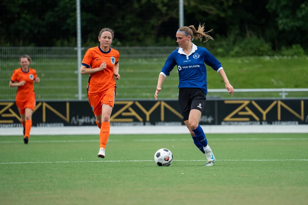 LwdZwaluwen's tweet image. 🧡 𝗘𝘅-𝗢𝗿𝗮𝗻𝗷𝗲 𝗟𝗲𝗲𝘂𝘄𝗶𝗻𝗻𝗲𝗻 𝗯𝗶𝗷 𝗭𝘄𝗮𝗹𝘂𝘄𝗲𝗻  | Zaterdag 14 juni 2025 ging Zwaluwen VR1 opnieuw de strijd aan met de ex-Oranje Leeuwinnen. Zes jaar geleden wonnen de Leeuwinnen met 1-9, dit keer werd het 2-4. 💪🏼
Meer foto's: facebook.com/lwdzwaluwen/po…