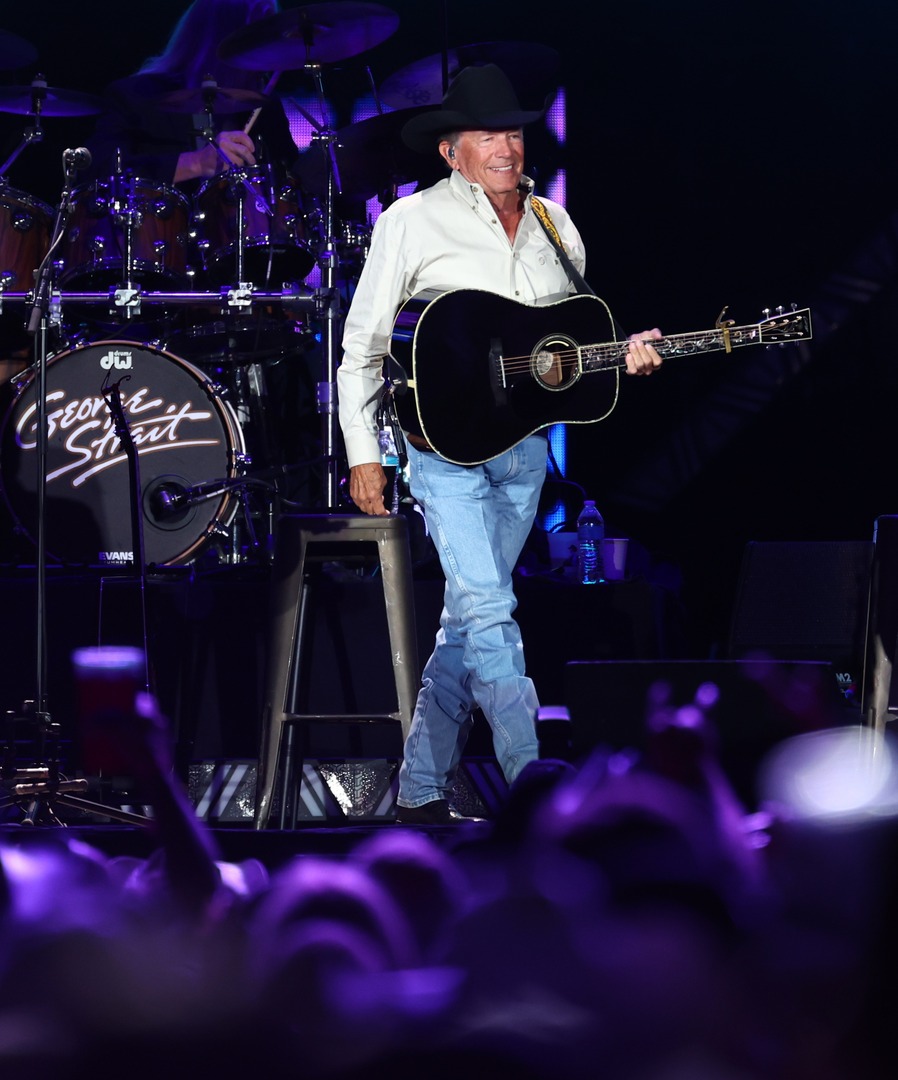 GeorgeStrait's tweet image. What a night! Buffalo, y'all truly brought the honky tonk spirit to @highmarkstadm! Thanks for dancing, singing, and dreaming right along with us. Foxborough, you're up next!

📸: @buffalobills and Bill Wippert