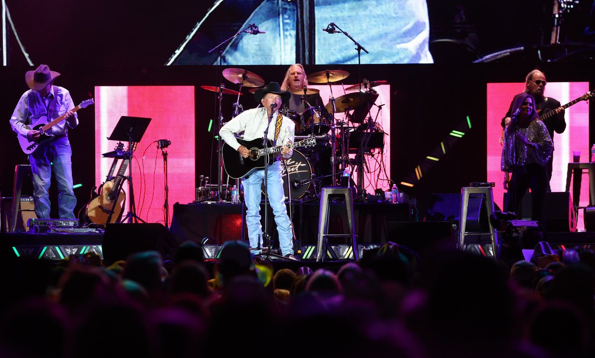 What a night! Buffalo, y'all truly brought the honky tonk spirit to @highmarkstadm! Thanks for dancing, singing, and dreaming right along with us. Foxborough, you're up next!

📸: @buffalobills and Bill Wippert