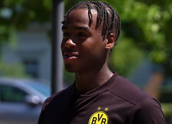 nonewthing's tweet photo. Even if we get Sesko, he is not a win-now shot.

Arsenal need some sort of win-now shot and that is anything guaranteed to improve current attacking dynamics.

—We need more 1v1 prowess beyond Saka
—We need more speed, dynamism and ballstriking.

Gittens & Simmons may be young, but they have these things guaranteed and the mental fortitude to translate them here.

Transfers are about skillsets and translatability, not “experience”.