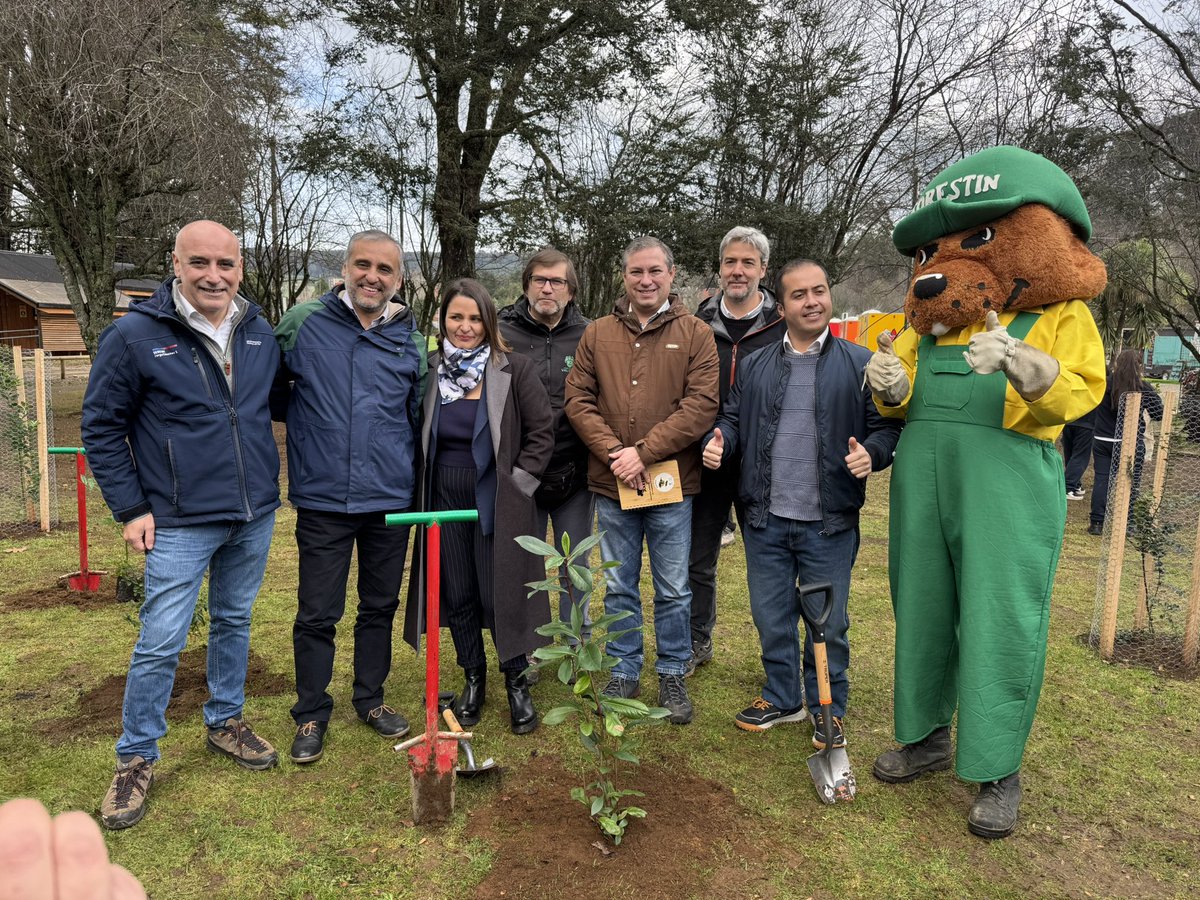 CONAF Los Ríos (@conaf_losrios) on Twitter photo 📍#VALDIVIA| En conjunto con la <a href="/munivaldivia/">MuniValdivia</a> y <a href="/FAOChile/">FAO Chile</a> director regional Arnoldo Shibar junto al Coordinador Nacional del Proyecto +Bosques Pablo Honeyman y la alcaldesa de Valdivia <a href="/Carla_Amtmann/">Carla Amtmann Fecci</a> firmaron el convenio “Más Bosques para Valdivia” para impulsar el 📍#VALDIVIA| En conjunto con la <a href="/munivaldivia/">MuniValdivia</a> y <a href="/FAOChile/">FAO Chile</a> director regional Arnoldo Shibar junto al Coordinador Nacional del Proyecto +Bosques Pablo Honeyman y la alcaldesa de Valdivia <a href="/Carla_Amtmann/">Carla Amtmann Fecci</a> firmaron el convenio “Más Bosques para Valdivia” para impulsar el