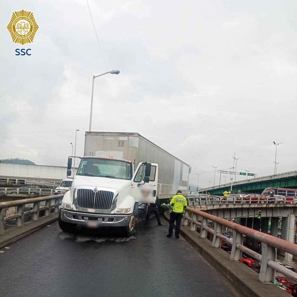 TrianguloRojo01's tweet photo. 🚧🚨🚧🚨🚧🚨🚧
#EdoDeMexico Tráiler quedó atorado en puente de Ecatepec de Morelos y la alcaldía Gustavo A. Madero, en su incorporación al Periférico Río de Los Remedios, colonia Altavilla. https://t.co/jRG0MorQeB