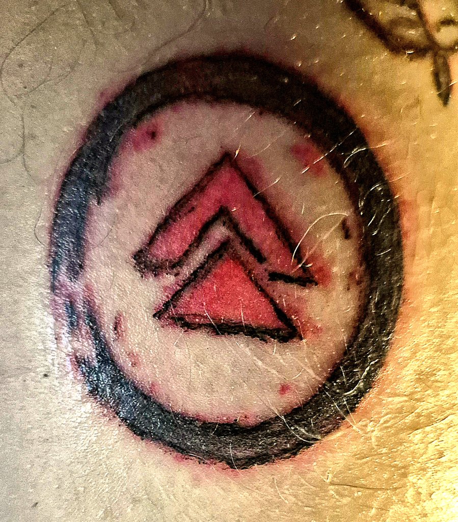 Was bored, gave myself a Ghost of Tsushima tattoo. The first one I've done in about a year, needs touching up/neatening, but I'm fairly pleased!

(Yes, I forgot to shave, but it was too late 😂)