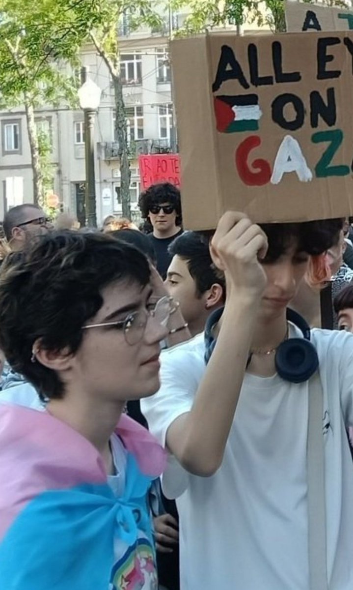 Porquê que eles são sempre assim?

Ser esquerdalho é genético?