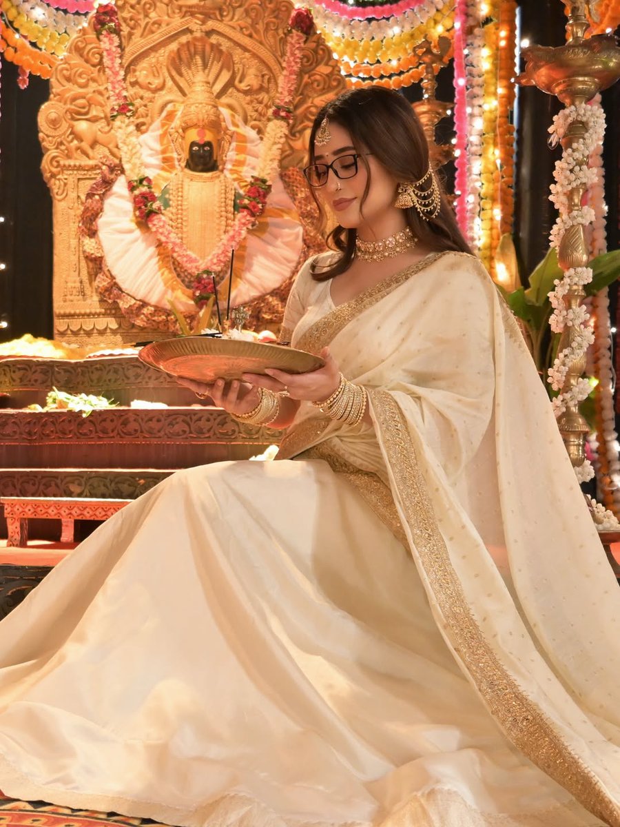 GORGEOUS 🤍

SHIVANGI AS BHAGYASHREE
#ShivangiJoshi #Bhagyashree