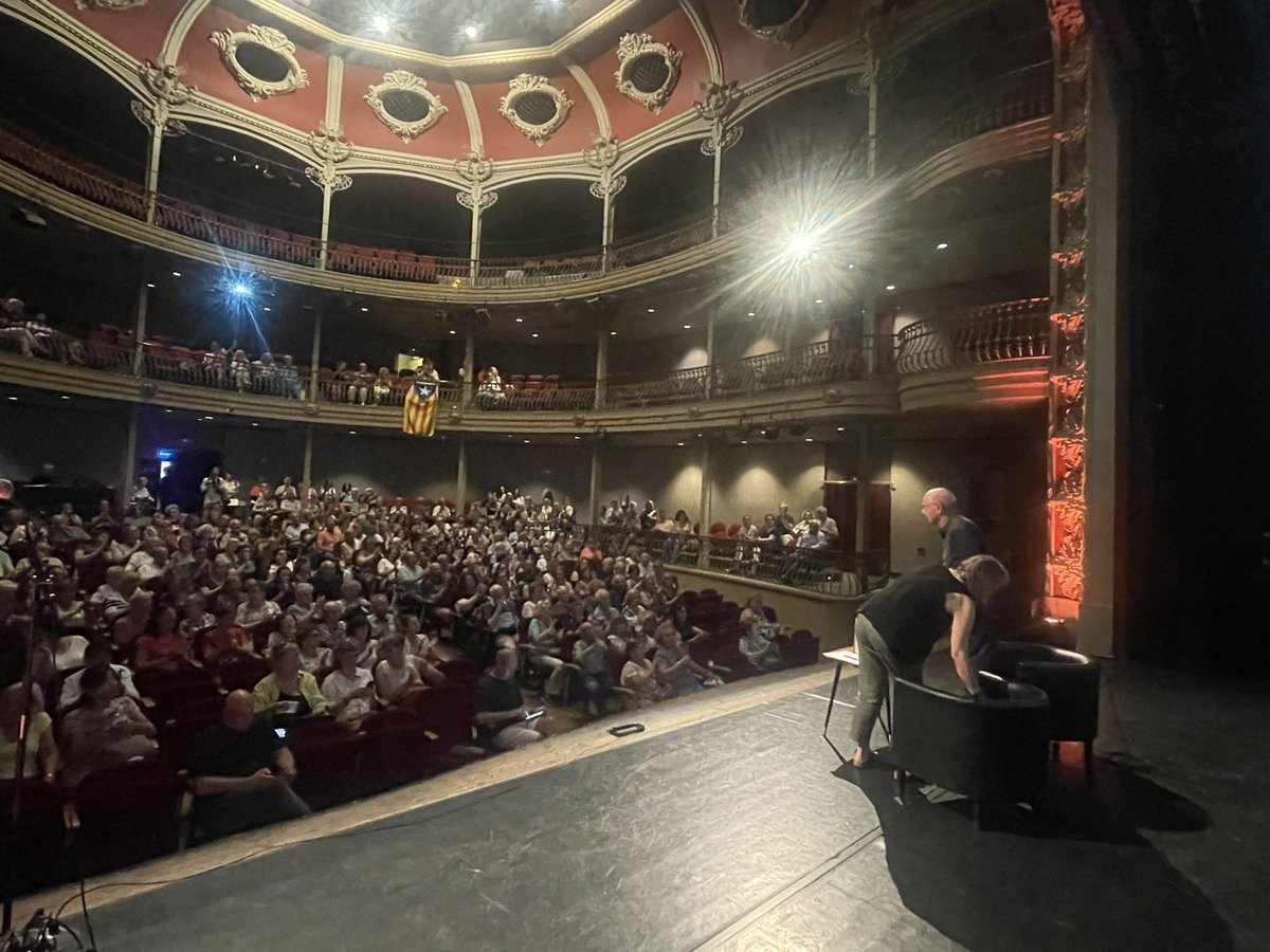 anoiadiari's tweet photo. El Teatre Municipal Ateneu ple per escoltar de ben a prop la conversa entre la @imarchriba i en @lluis_llach #converses https://t.co/5GD8hDwUPb