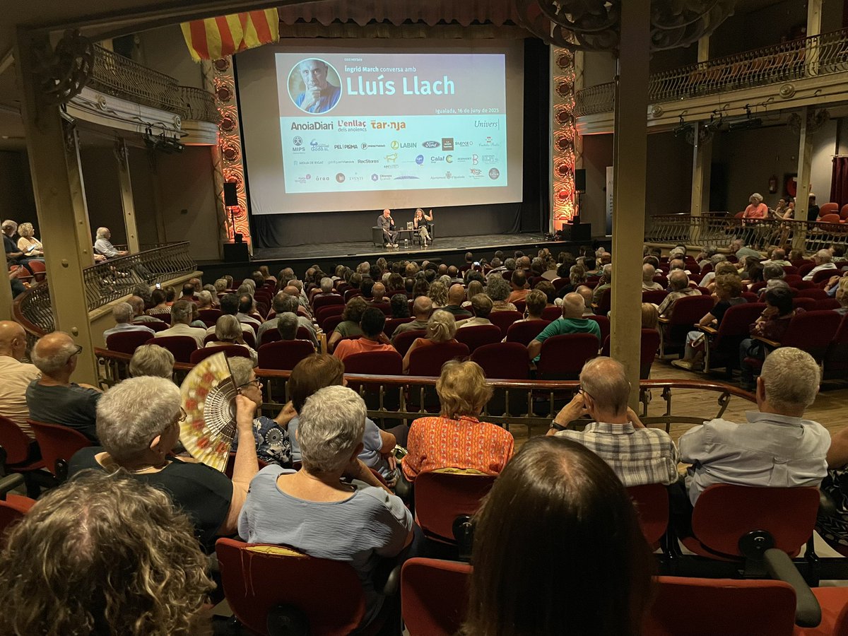 anoiadiari's tweet photo. El Teatre Municipal Ateneu ple per escoltar de ben a prop la conversa entre la @imarchriba i en @lluis_llach #converses https://t.co/5GD8hDwUPb