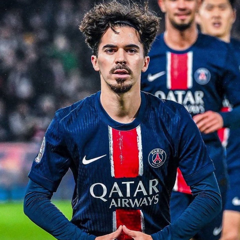 Con sinceridad, ¿Quién es mejor actualmente?

🔄 Pedri. 
❤️ Vitinha.