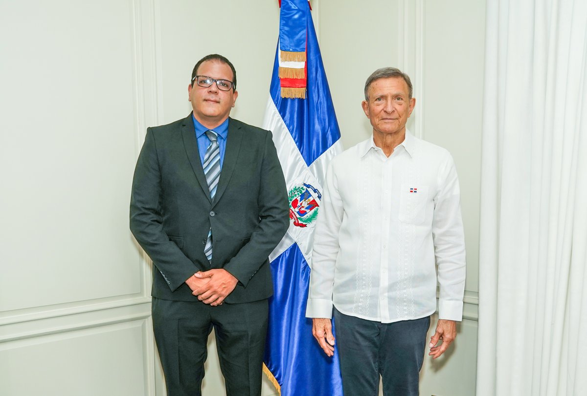 El canciller <a href="/RobalsdqAlvarez/">Roberto Alvarez</a> recibió en su despacho la visita de cortesía del profesor Marcos Romero.
