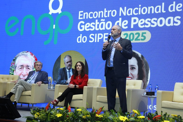 gestaogovbr's tweet photo. Abertura do Encontro Nacional de Gestão de Pessoas destaca transformação do Estado e papel dos servidores públicos #Sipec

Evento reúne especialistas e representantes do @govbr para discutir a construção de um Estado cada vez mais eficiente.

Saiba mais ➡️ https://t.co/2fUh9P7RcW https://t.co/9Zuoe1gojR