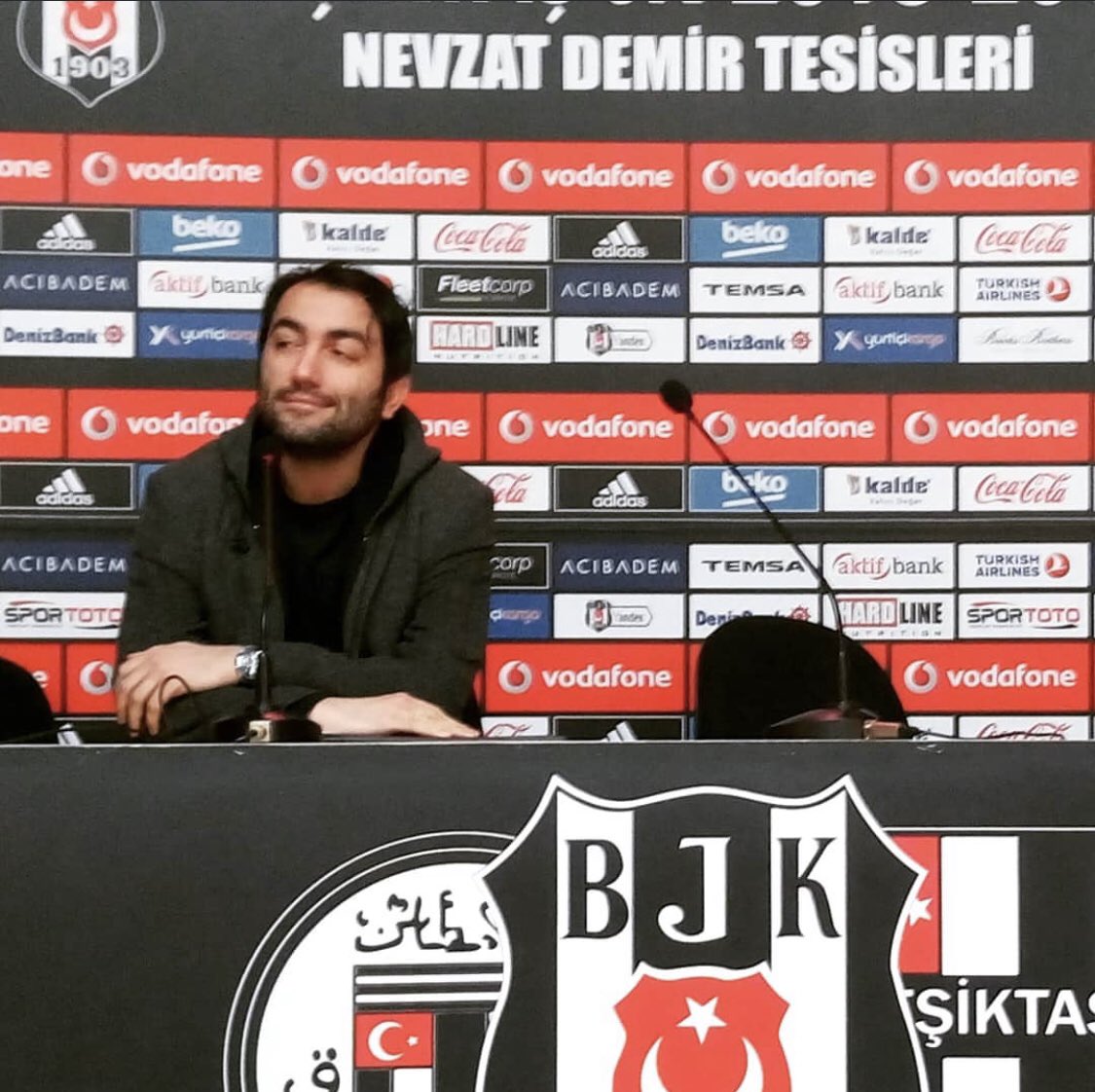 “Sonsuz Siyah, Ebedi Beyaz”

Canımız Emre Sarıkuş’u ( <a href="/the_emres/">Emre Sarıkuş</a> ) kanserle verdiği mücadelede yitirdik. Şimdi seni en güzel sohbetlerinle, anılarınla, dostluğunla uğurluyoruz. HOŞÇAKAL EMRE, VARSA HAKKIMIZ HELALDİR SANA … Soylu sevdan Beleştepe! Unutmayacağız seni şampiyon