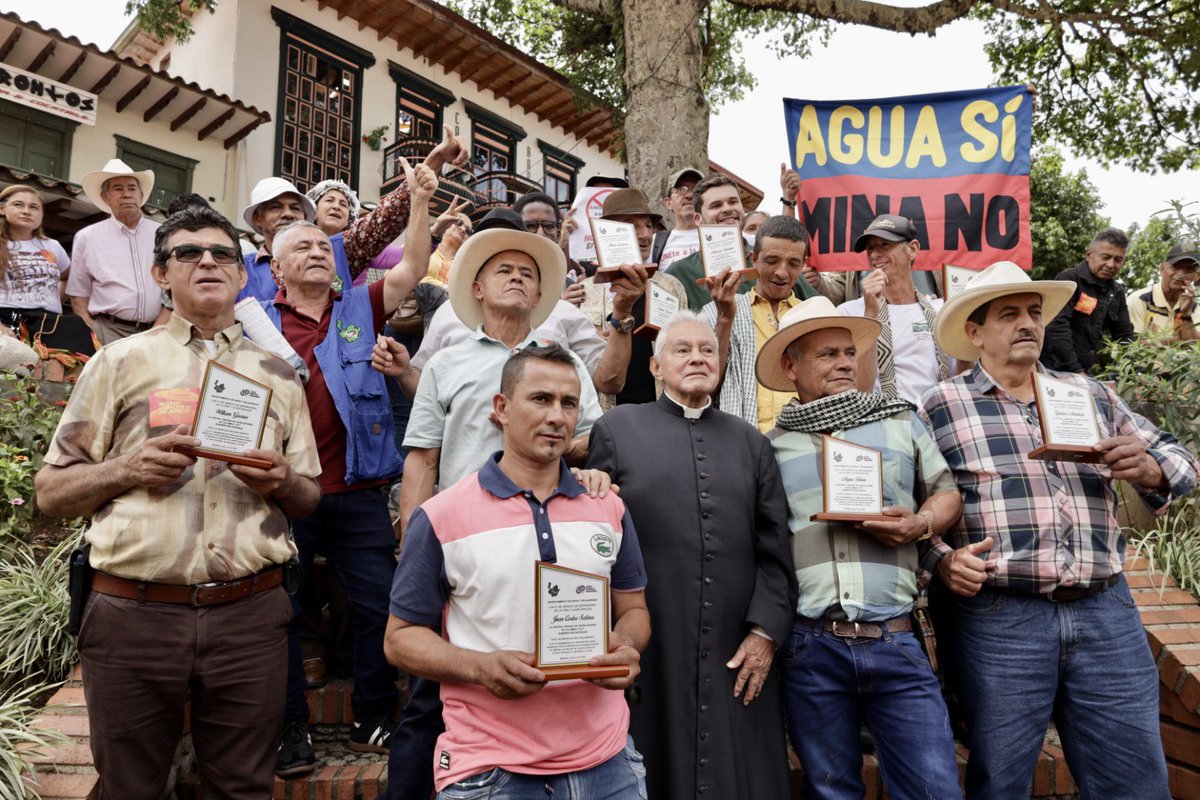 juandavidmuoz22's tweet image. Terminó la audiencia. La justicia habló.
Hoy celebramos la decisión de no aceptar medida de detención domiciliaria solicitada por la fiscalía contra los 11 campesinos de Jericó, acusados por defender el agua, la tierra y la vida.
No estaban solos. Nunca lo estuvieron.
Esta…