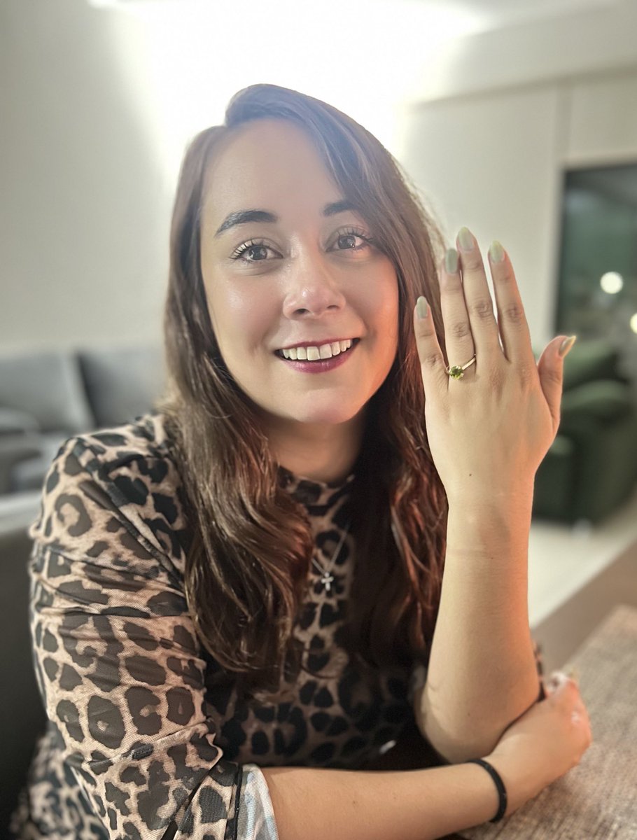 LauHGro's tweet photo. 💚💍 I N S U P E R A B L E 💍💚

Me voy a casar con el amor de mi vida 😍 https://t.co/x49O43cYGk