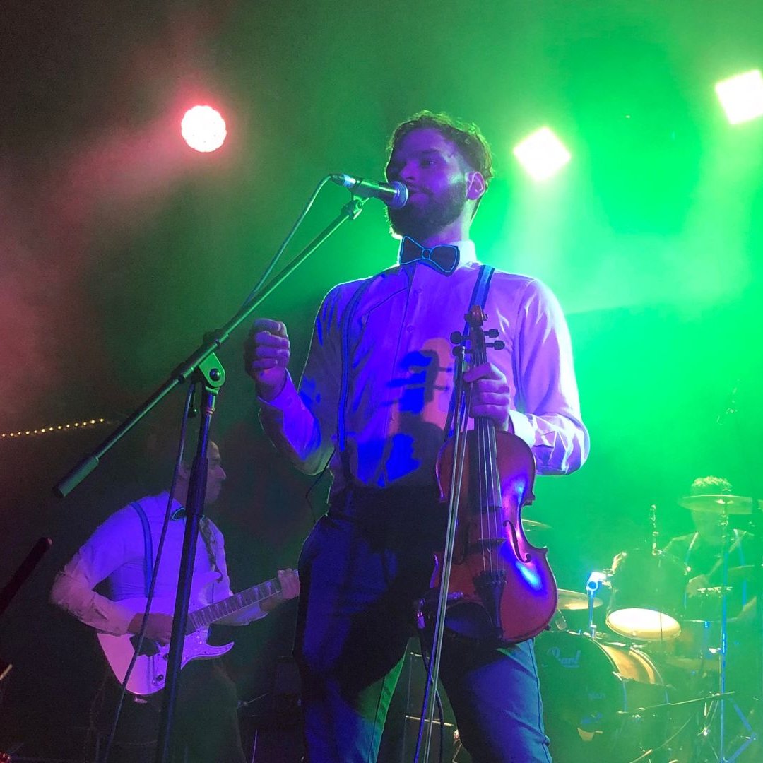 ¡A rockear 🤘🏻!
🎸 Neon Fest – Rock Alternativo con más de 5 años de energía en escena. Invitado especial: Gin &amp; Moonshine.

🗓️ Miércoles 18 junio | ⌛ 20 h
📍 Teatro Experimental de Jalisco
🎟️ bit.ly/3T8vjtp
🎶 Escucha su música: bit.ly/441tVPs