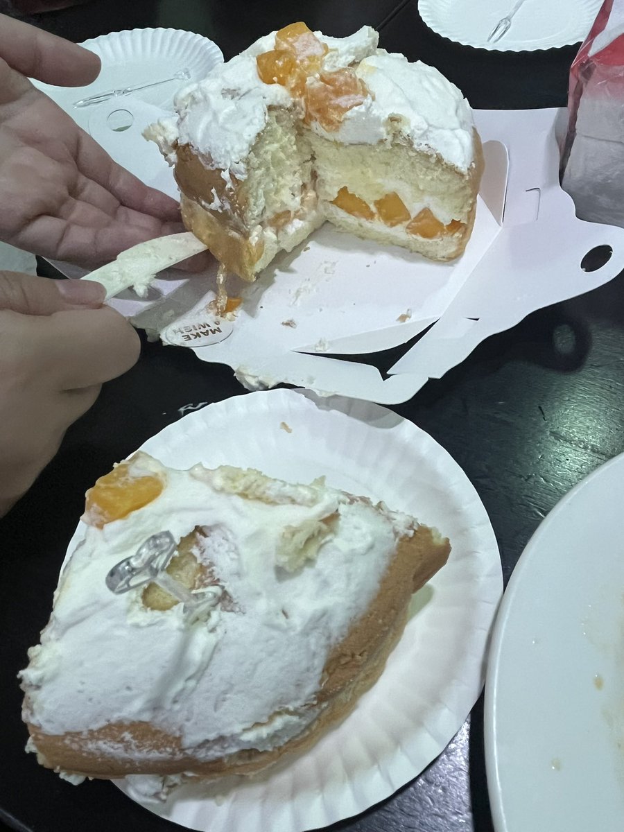 日付変わっちゃってっけど！ありがと〜！
この時期限定らしいマンゴーのケーキでちょうおいちかった
おれの写真映えてなさすぎだろ……