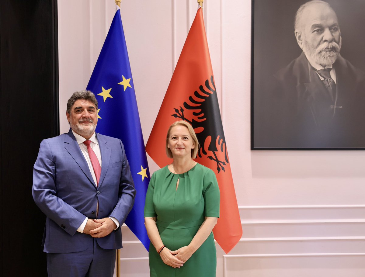 🤝 Takim i frytshëm me Ambasadorin e Spanjës 🇪🇸, z. Gabriel Cremades Ventura, për forcimin e bashkëpunimit në bujqësi 🌾.

💬 Fokus tek trajnimet, projektet me mbështetje nga BE 🇪🇺 dhe shkëmbimi i eksperiencave për procesin e integrimit europian.