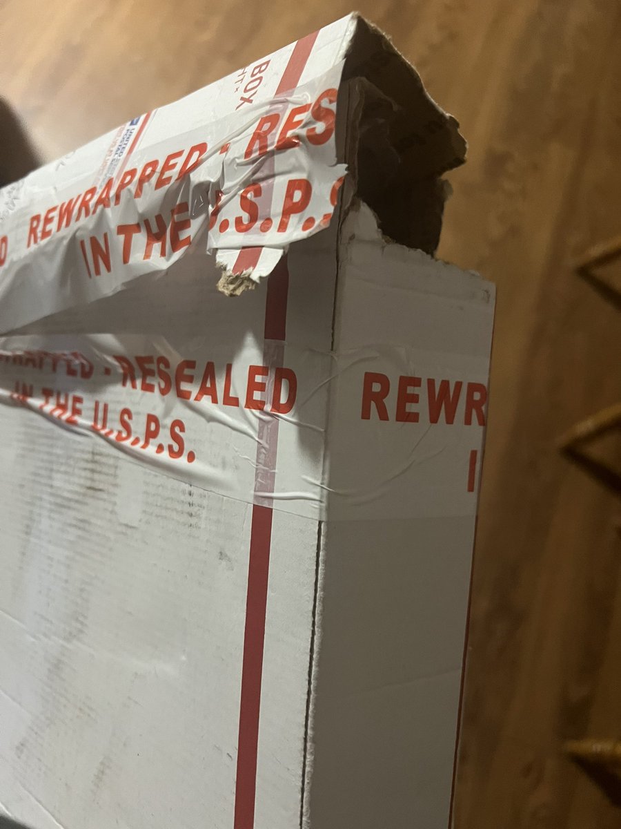 Amy0xO's tweet image. Thanks #USPS for delivering a completely empty box 4 days late.
Iβd love to know who opened, emptied, and resealed it. π
