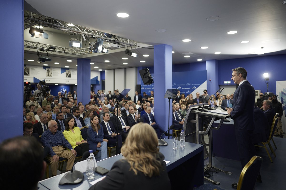 kmitsotakis's tweet image. Θέλω να ευχαριστήσω τη Μαρία Συρεγγέλα που κράτησε επί 19 μήνες το τιμόνι μας με αφοσίωση, ενδυναμώνοντας τη «ραχοκοκαλιά» του κόμματος. Και να ευχηθώ καλή επιτυχία στον Κώστα Σκρέκα για τα νέα του καθήκοντα. Ένας ακλόνητος Νεοδημοκράτης και ταυτόχρονα ένα έμπειρο στέλεχος.
